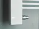 Weißer Kermi-Heizkörper mit rechteckiger Form und integriertem Thermostat, montiert an einer hellen Wand.